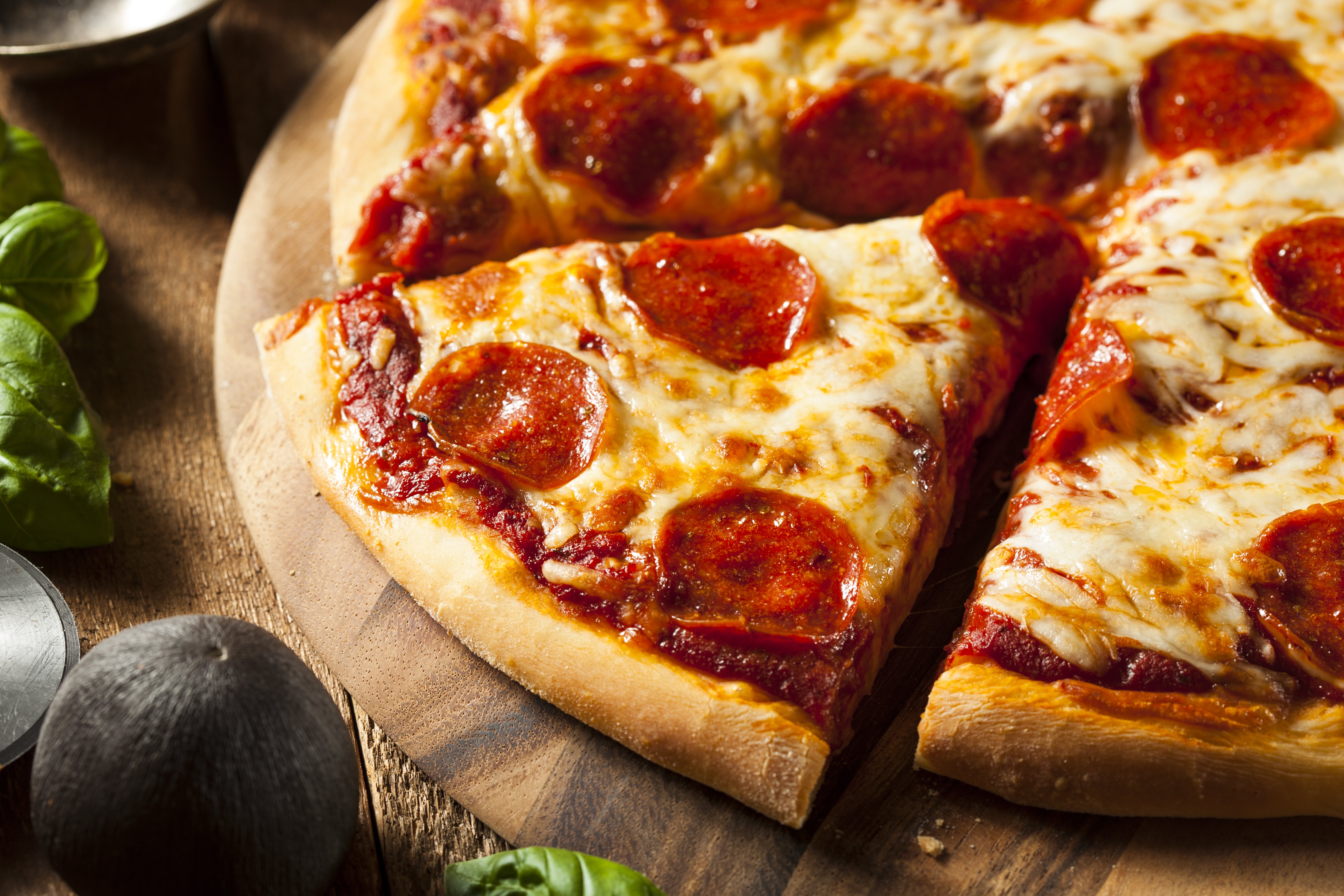 shutterstock_225746485_pizza